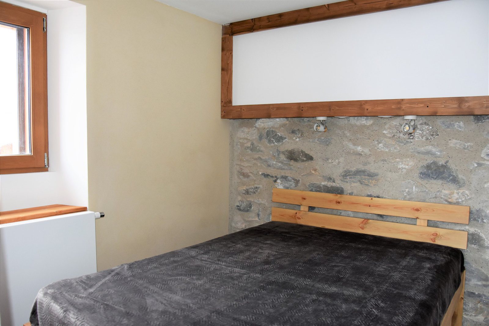 Coin nuit avec mur en pierre