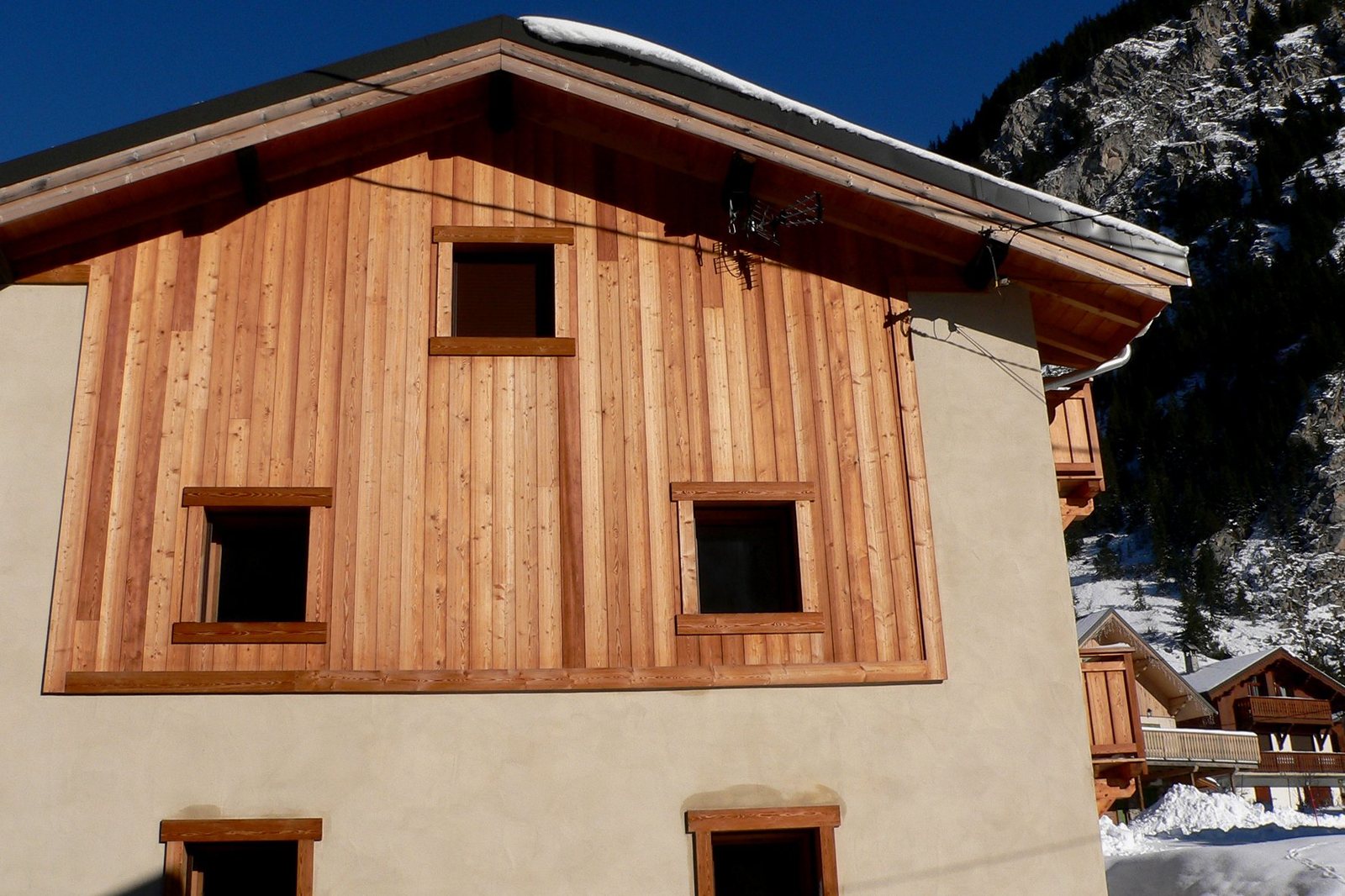 Bardage en bois de la maison en hiver