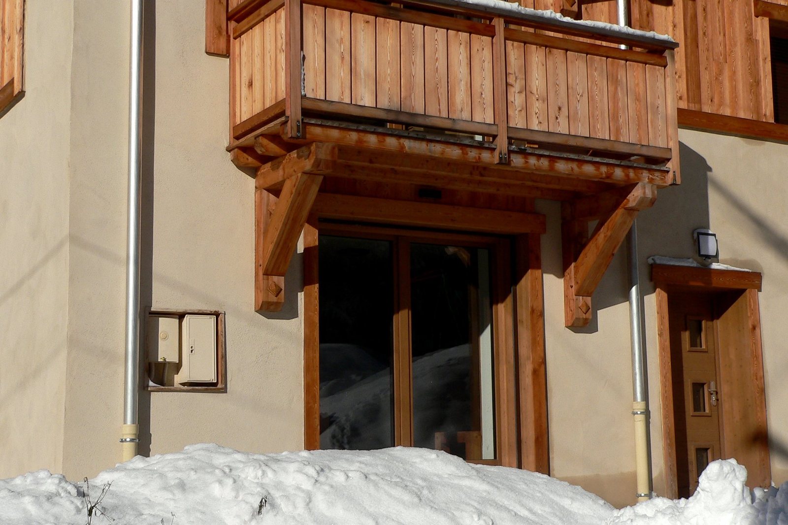 Entrée en bois de la maison en hiver