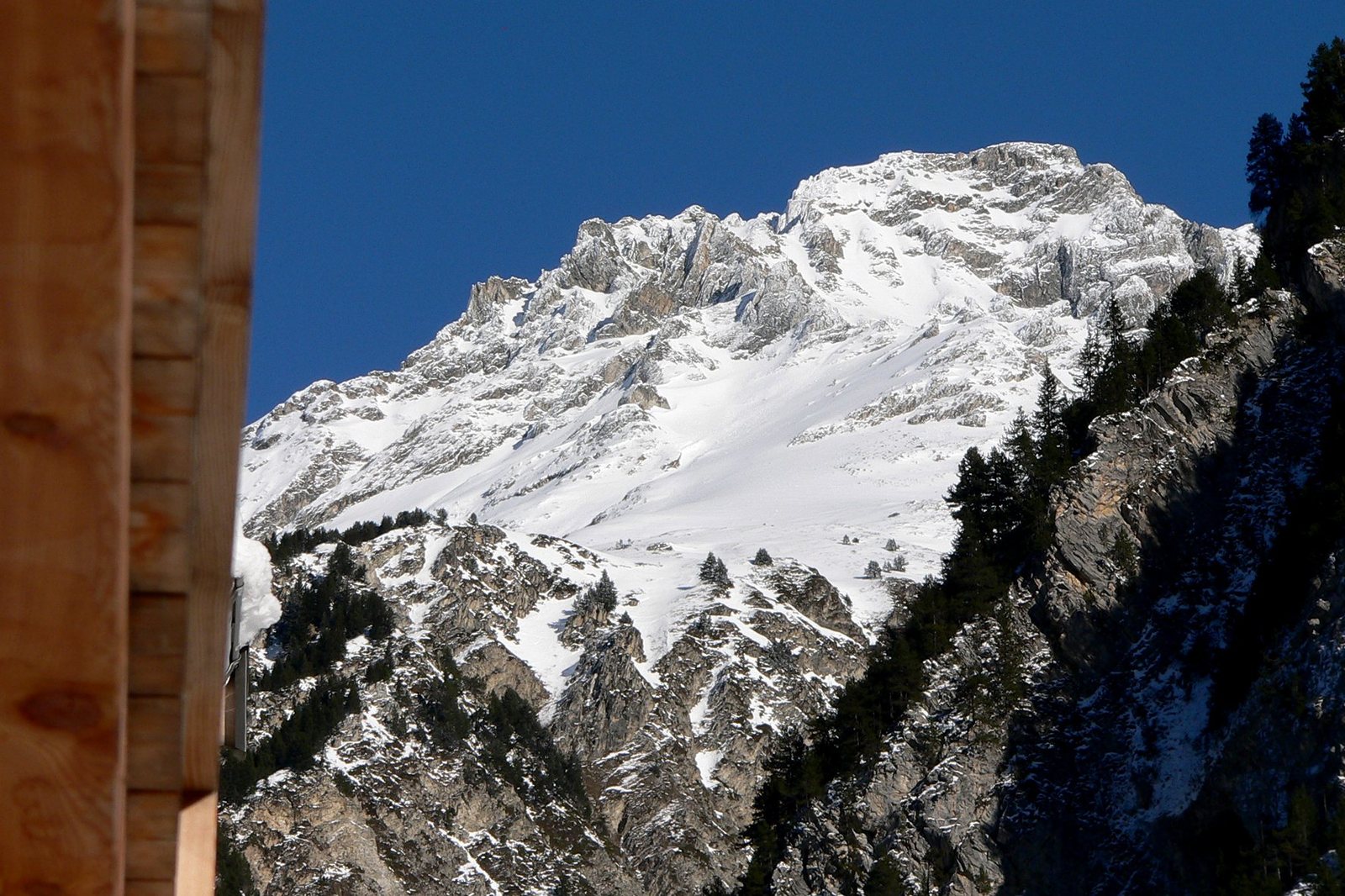 Montagnes enneigées autour de la maison