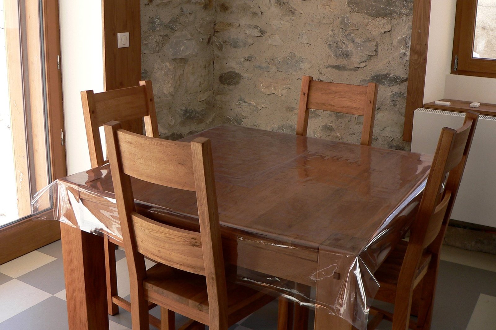 Coin repas avec murs en pierre